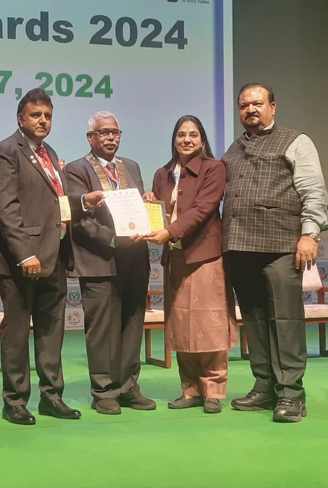 राष्ट्रीय अवार्ड वूमेन फॉर बेस्ट सोशल एक्टिविटी से नवाजे गए डॉ वीणा सिंह