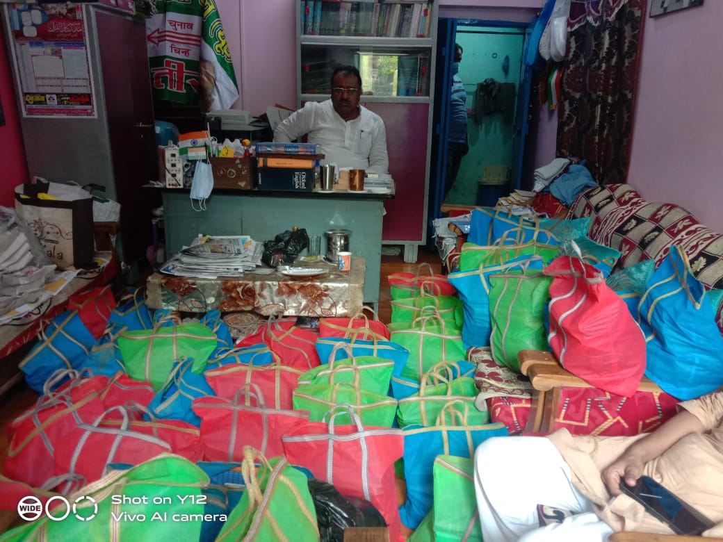 नगर परिषद अध्यक्ष आफताब ने ईद किट का किया गया वितरण