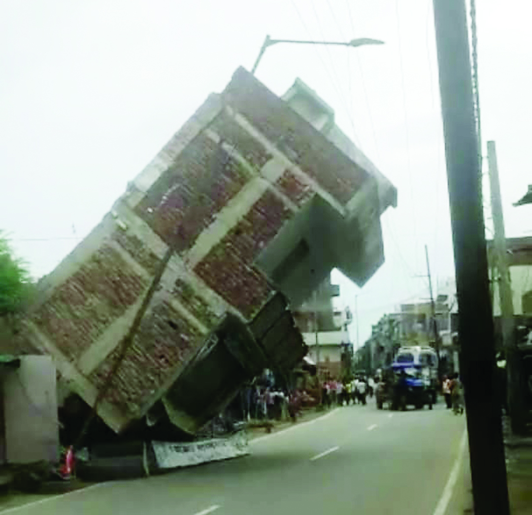 जहानाबाद के मखदुमपुर बाजार में तीन मंजिला मकान अचानक धराशायी
