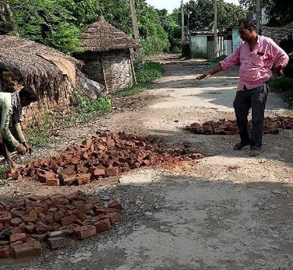 प्रधानमंत्री सड़क का हाल जर्जर, मुखिया ने निजी कोष से कराई मरम्मती