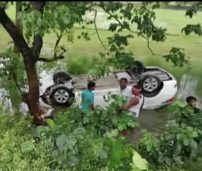 छपरा में स्विफ्ट डिजायर कार पानी भरे गढ़े में पलटी,एक की मौतक