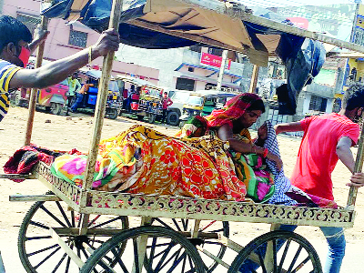 नरकटियागंज की स्वास्थ्य व्यवस्था एम्बुलेंस के बजाए ठेले पर
