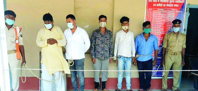 पुलिस ने भाजपा नेता के घर से भारी मात्र में शराब किया बरामद