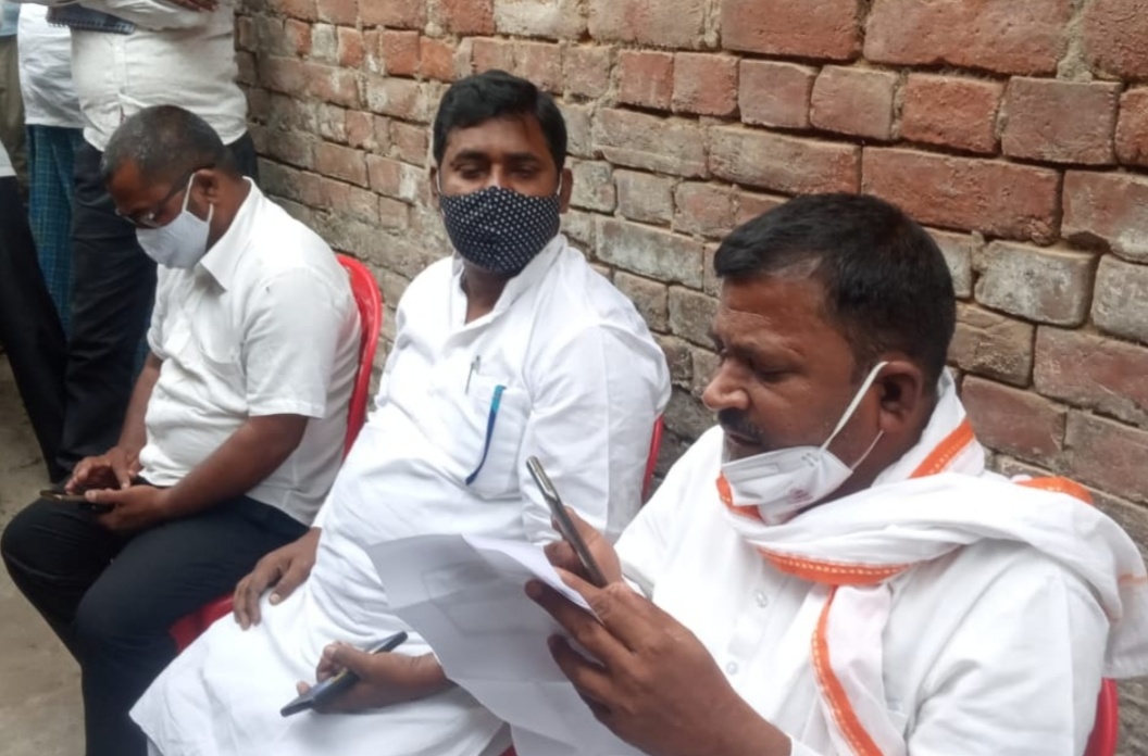 विधयाक गोपाल रविदास मृतक के परिजनों से मिल दिये सांत्वना